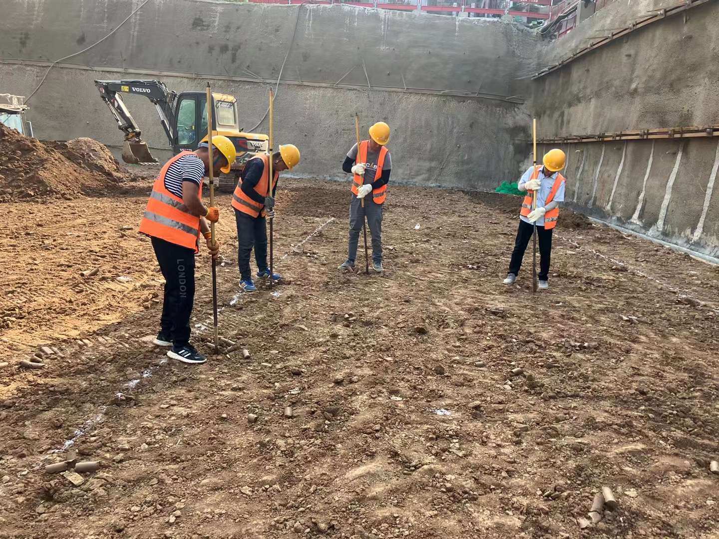 高楼万丈平地起，基础工程乃起始。    万家灯火阑珊处，责任